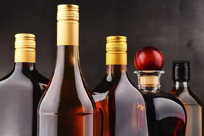 Gerahmter Druck : Komposition mit Flaschen verschiedener alkoholischer Getränke. Gerahmter Druck : Komposition mit Flaschen verschiedener alkoholischer Getränke.