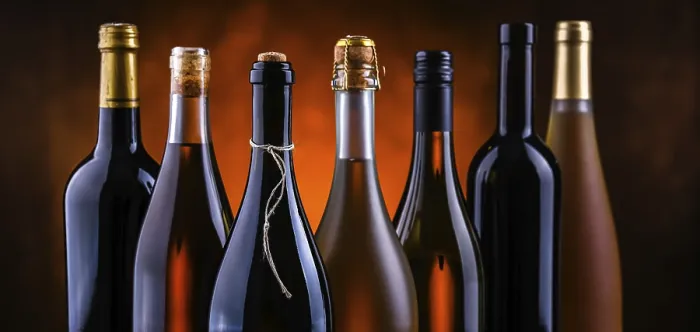 Gerahmter Druck : Komposition mit Flaschen verschiedener Sorten Wein. Gerahmter Druck : Komposition mit Flaschen verschiedener Sorten Wein.