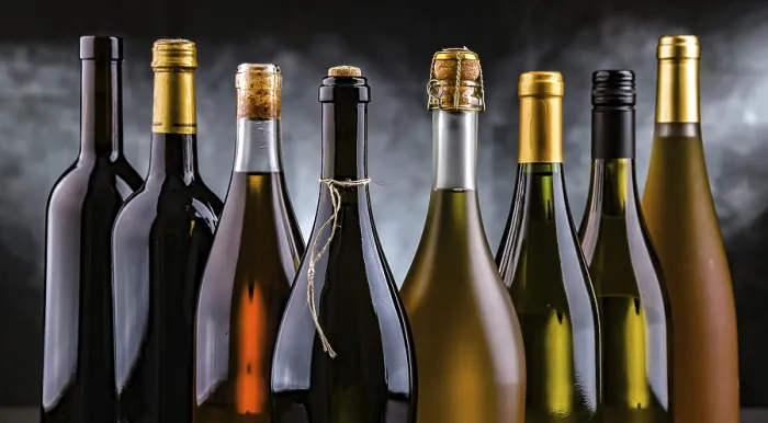Gerahmter Druck : Komposition mit Flaschen verschiedener Sorten Wein. Gerahmter Druck : Komposition mit Flaschen verschiedener Sorten Wein.