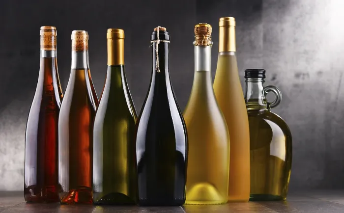 Gerahmter Druck : Komposition mit Flaschen verschiedener Sorten Wein. Gerahmter Druck : Komposition mit Flaschen verschiedener Sorten Wein.