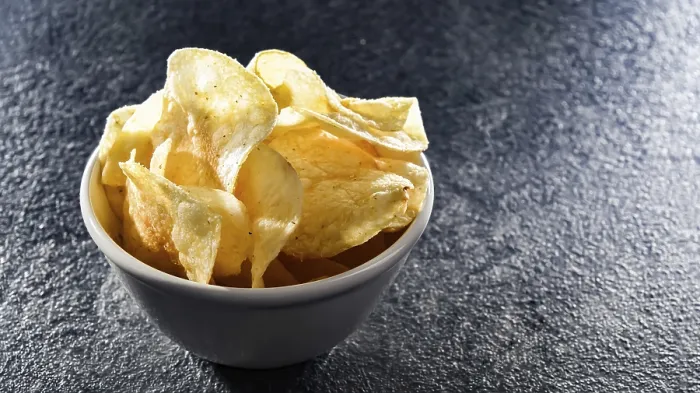 Gerahmter Druck : Komposition mit einer Schüssel Kartoffelchips. Gerahmter Druck : Komposition mit einer Schüssel Kartoffelchips.