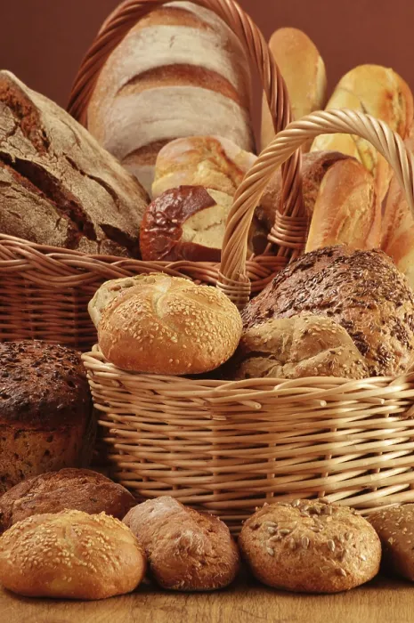 Gerahmter Druck : Komposition mit Brot und Brötchen in Weidenkorb. Gerahmter Druck : Komposition mit Brot und Brötchen in Weidenkorb.