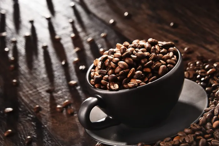 Gerahmter Druck : Komposition mit Tasse Kaffee und Bohnen. Gerahmter Druck : Komposition mit Tasse Kaffee und Bohnen.