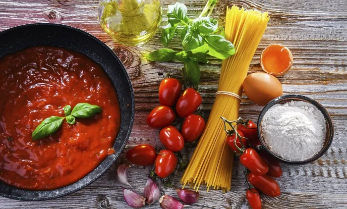 Gerahmter Druck : Komposition mit getrocknetem Spaghetti. Gerahmter Druck : Komposition mit getrocknetem Spaghetti.