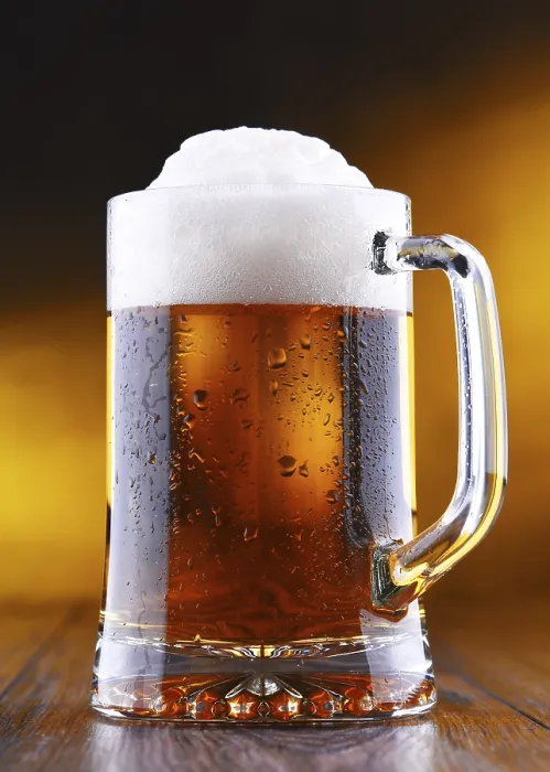 Gerahmter Druck : Komposition mit Glase Bier.