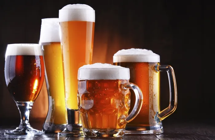 Gerahmter Druck : Biergläser in verschiedenen Sorten Gerahmter Druck : Biergläser in verschiedenen Sorten
