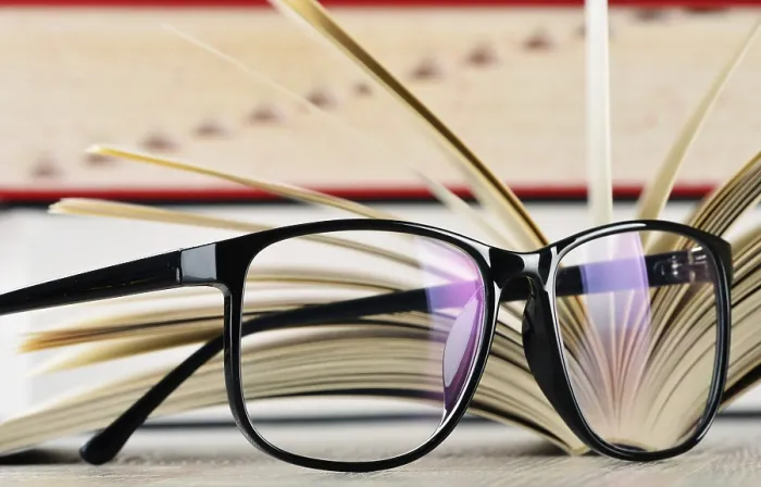Gerahmter Druck : Komposition mit Gläsern und Büchern auf dem Tisch. Gerahmter Druck : Komposition mit Gläsern und Büchern auf dem Tisch.