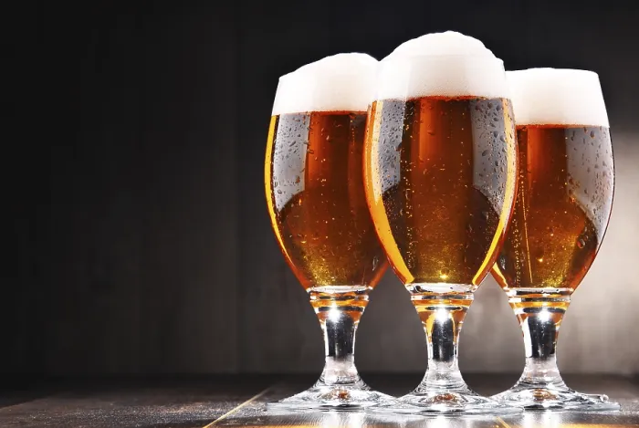 Gerahmter Druck : Komposition mit drei Gläsern Lagerbier. Gerahmter Druck : Komposition mit drei Gläsern Lagerbier.