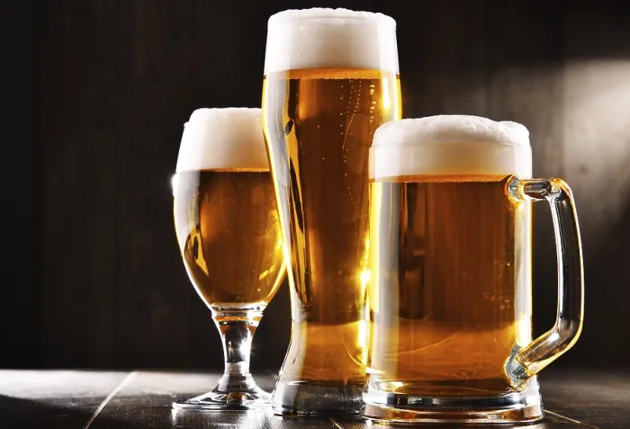 Gerahmter Druck : Komposition mit drei Gläsern Lagerbier. Gerahmter Druck : Komposition mit drei Gläsern Lagerbier.