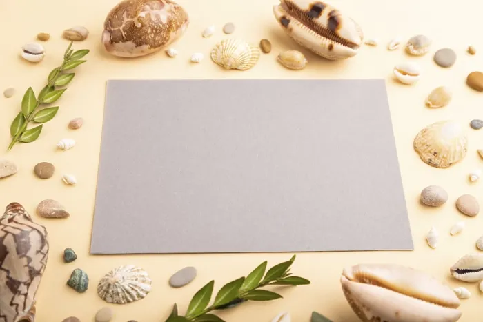 Gerahmter Druck : Komposition mit grauem Papierschlag. Gerahmter Druck : Komposition mit grauem Papierschlag.