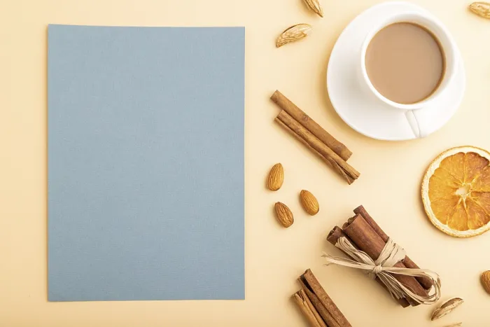 Gerahmter Druck : Komposition mit grauem Papierblatt. Gerahmter Druck : Komposition mit grauem Papierblatt.