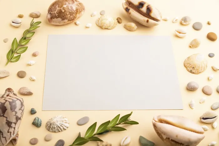 Gerahmter Druck : Komposition mit grauem Papierblatt. Gerahmter Druck : Komposition mit grauem Papierblatt.