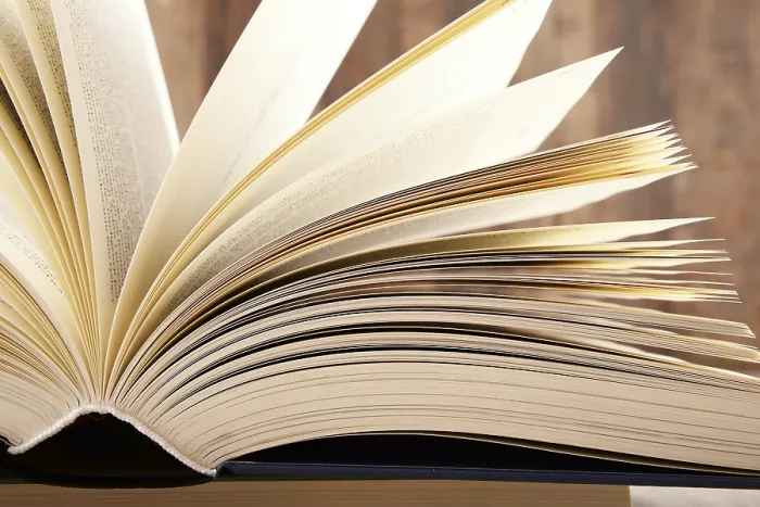Gerahmter Druck : Komposition mit Hardcoverbuch in der Bibliothek. Gerahmter Druck : Komposition mit Hardcoverbuch in der Bibliothek.