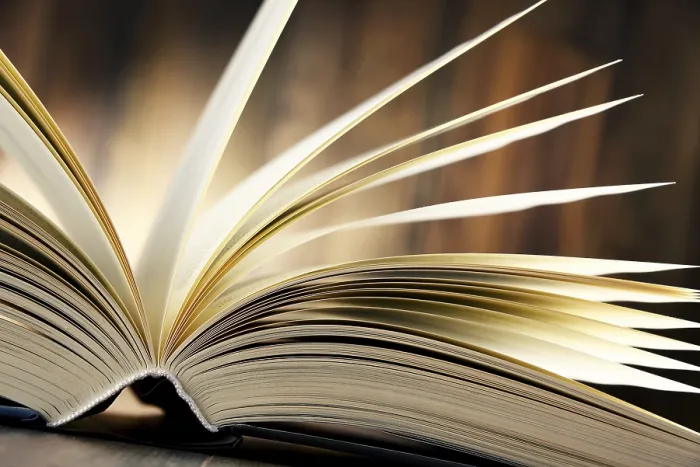 Gerahmter Druck : Komposition mit Hardcoverbuch auf dem Tisch. Gerahmter Druck : Komposition mit Hardcoverbuch auf dem Tisch.