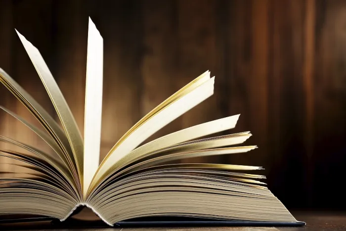 Gerahmter Druck : Komposition mit Hardcoverbuch auf dem Tisch. Gerahmter Druck : Komposition mit Hardcoverbuch auf dem Tisch.