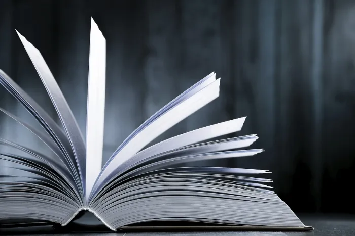 Gerahmter Druck : Komposition mit Hardcoverbuch auf dem Tisch. Gerahmter Druck : Komposition mit Hardcoverbuch auf dem Tisch.