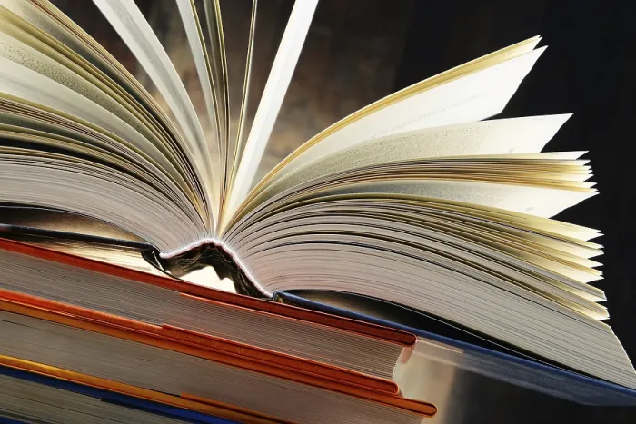 Gerahmter Druck : Komposition mit Hardcoverbüchern. Gerahmter Druck : Komposition mit Hardcoverbüchern.