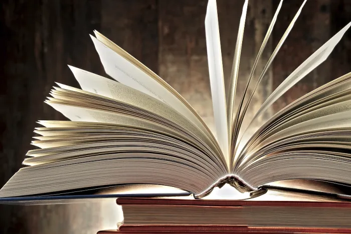 Gerahmter Druck : Komposition mit Hardcoverbüchern. Gerahmter Druck : Komposition mit Hardcoverbüchern.