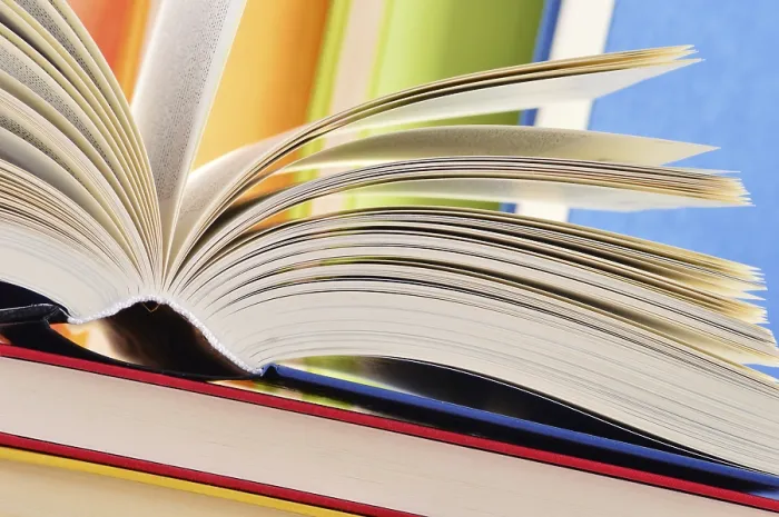 Gerahmter Druck : Komposition mit Hartdeckelbüchern in der Bibliothek. Gerahmter Druck : Komposition mit Hartdeckelbüchern in der Bibliothek.