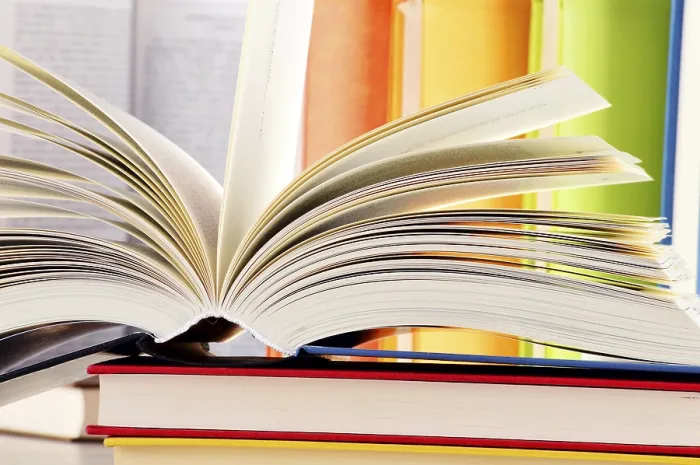 Gerahmter Druck : Komposition mit Bucheinbänden in der Bibliothek. Gerahmter Druck : Komposition mit Bucheinbänden in der Bibliothek.