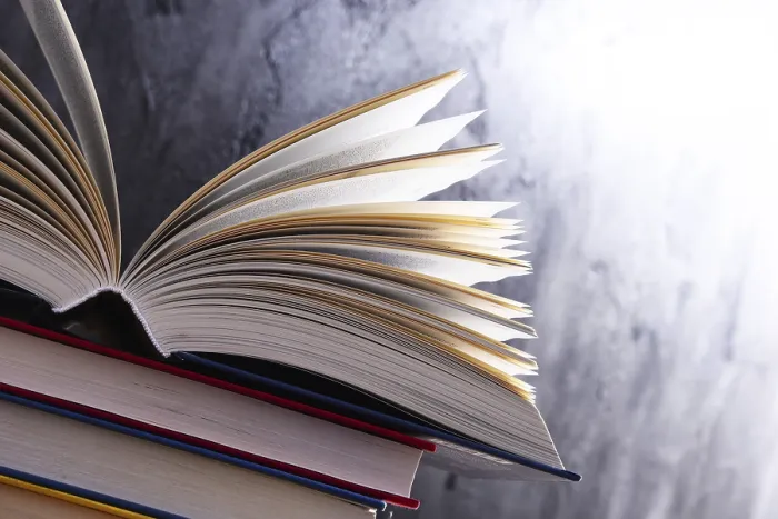 Gerahmter Druck : Komposition mit offener Buchseite. Gerahmter Druck : Komposition mit offener Buchseite.