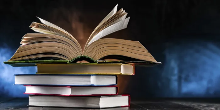 Gerahmter Druck : Eine Komposition mit einem offenen Buch, das auf einem Stapel anderer Bücher liegt. Gerahmter Druck : Eine Komposition mit einem offenen Buch, das auf einem Stapel anderer Bücher liegt.