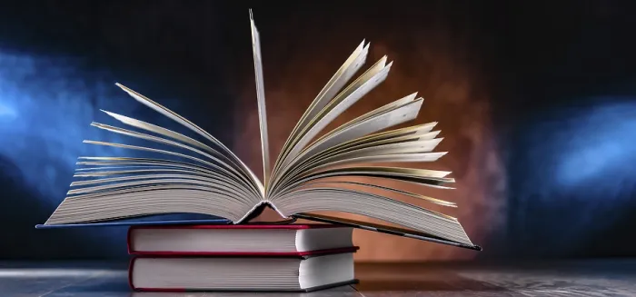 Gerahmter Druck : Eine Komposition mit einem offenen Buch, das auf einem Stapel anderer Bücher liegt. Gerahmter Druck : Eine Komposition mit einem offenen Buch, das auf einem Stapel anderer Bücher liegt.