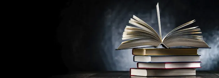 Gerahmter Druck : Eine Komposition mit einem offenen Buch, das auf einem Stapel anderer Bücher liegt. Gerahmter Druck : Eine Komposition mit einem offenen Buch, das auf einem Stapel anderer Bücher liegt.