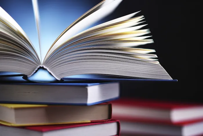 Gerahmter Druck : Eine Komposition mit einem offenen Buch, das auf einem Stapel anderer Bücher liegt. Gerahmter Druck : Eine Komposition mit einem offenen Buch, das auf einem Stapel anderer Bücher liegt.