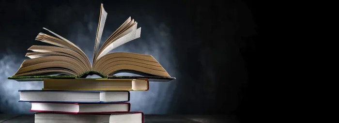 Gerahmter Druck : Eine Komposition mit einem geöffneten Buch, das auf einem Stapel anderer Bücher liegt. Gerahmter Druck : Eine Komposition mit einem geöffneten Buch, das auf einem Stapel anderer Bücher liegt.