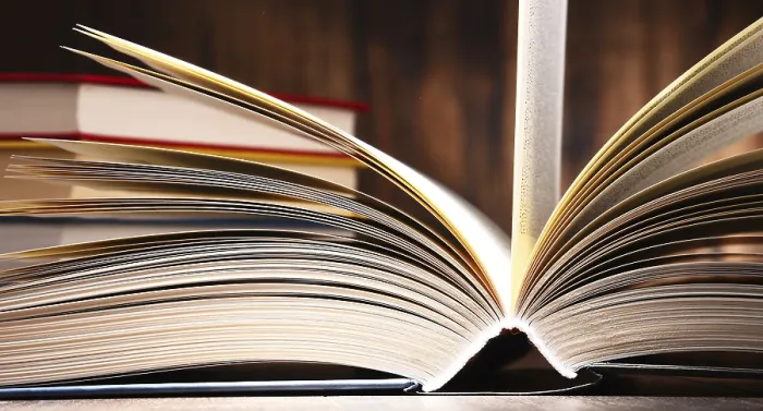 Gerahmter Druck : Komposition mit offener Buch auf dem Tisch. Gerahmter Druck : Komposition mit offener Buch auf dem Tisch.