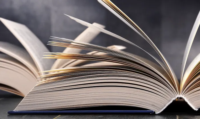 Gerahmter Druck : Komposition mit offener Buch auf dem Tisch. Gerahmter Druck : Komposition mit offener Buch auf dem Tisch.