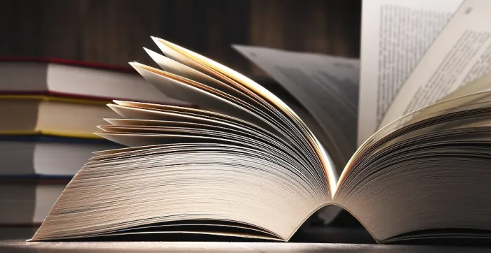 Gerahmter Druck : Komposition mit offener Buch auf dem Tisch. Gerahmter Druck : Komposition mit offener Buch auf dem Tisch.