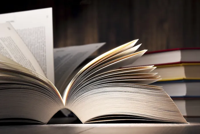 Gerahmter Druck : Komposition mit offenem Buch auf dem Tisch. Gerahmter Druck : Komposition mit offenem Buch auf dem Tisch.