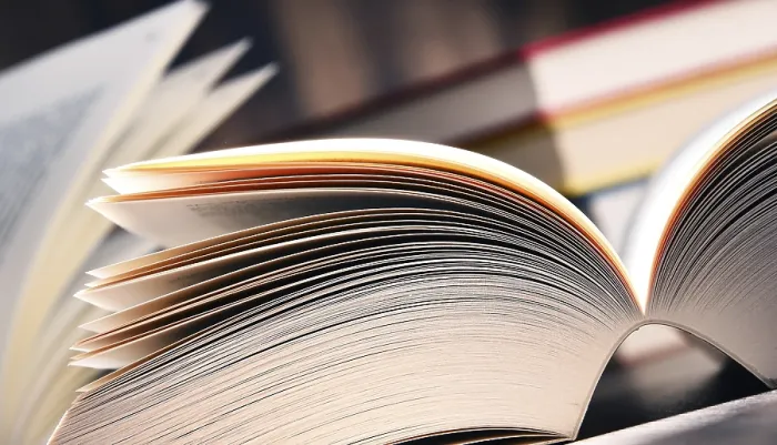 Gerahmter Druck : Komposition mit offenem Buch auf dem Tisch. Gerahmter Druck : Komposition mit offenem Buch auf dem Tisch.