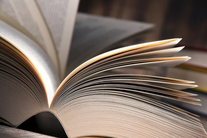 Gerahmter Druck : Komposition mit offenem Buch auf dem Tisch. Gerahmter Druck : Komposition mit offenem Buch auf dem Tisch.