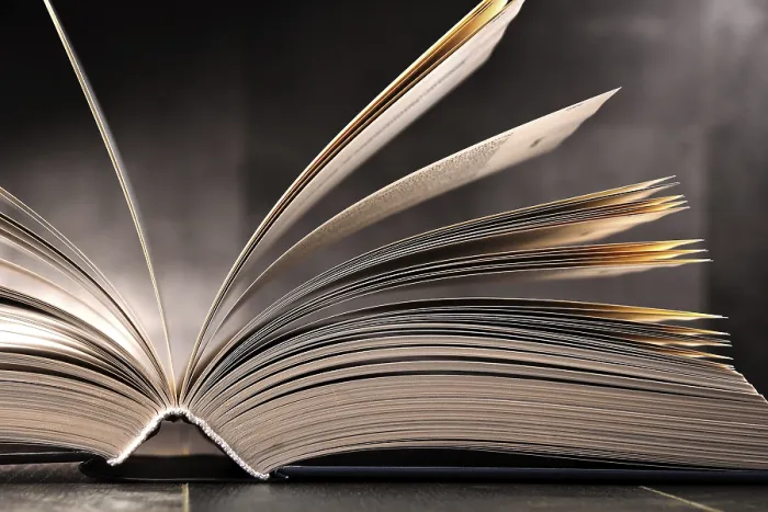 Gerahmter Druck : Komposition mit offener Buch auf dem Tisch. Gerahmter Druck : Komposition mit offener Buch auf dem Tisch.