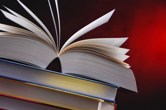 Gerahmter Druck : Komposition mit offener Buch auf dem Tisch. Gerahmter Druck : Komposition mit offener Buch auf dem Tisch.