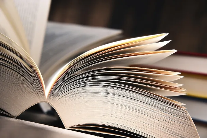Gerahmter Druck : Komposition mit offenem Buch auf dem Tisch. Gerahmter Druck : Komposition mit offenem Buch auf dem Tisch.