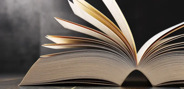 Gerahmter Druck : Komposition mit offenem Buch auf dem Tisch. Gerahmter Druck : Komposition mit offenem Buch auf dem Tisch.