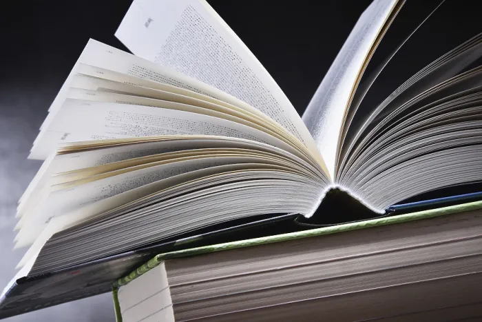 Gerahmter Druck : Komposition mit offener Buch auf dem Tisch. Gerahmter Druck : Komposition mit offener Buch auf dem Tisch.