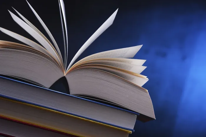 Gerahmter Druck : Komposition mit offener Buch auf dem Tisch. Gerahmter Druck : Komposition mit offener Buch auf dem Tisch.
