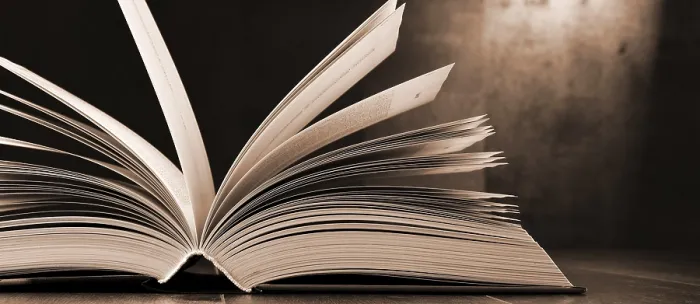 Gerahmter Druck : Komposition mit offenem Buch auf dem Tisch. Gerahmter Druck : Komposition mit offenem Buch auf dem Tisch.