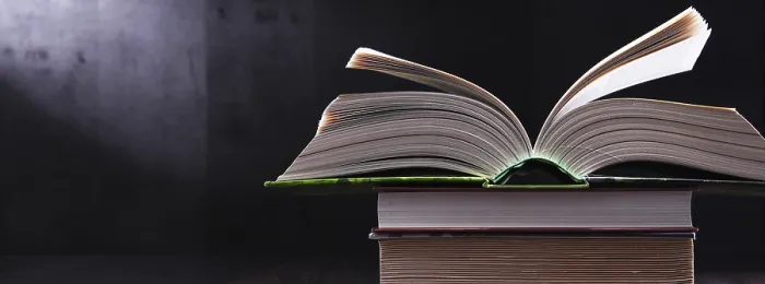 Gerahmter Druck : Komposition mit offenem Buch auf dem Tisch. Gerahmter Druck : Komposition mit offenem Buch auf dem Tisch.