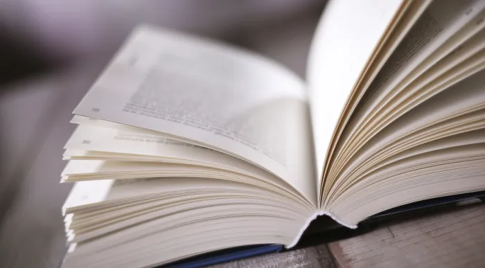 Gerahmter Druck : Komposition mit offenem Buch auf dem Tisch. Gerahmter Druck : Komposition mit offenem Buch auf dem Tisch.