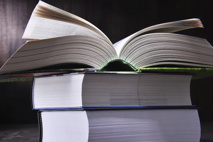 Gerahmter Druck : Komposition mit offener Buch auf dem Tisch. Gerahmter Druck : Komposition mit offener Buch auf dem Tisch.