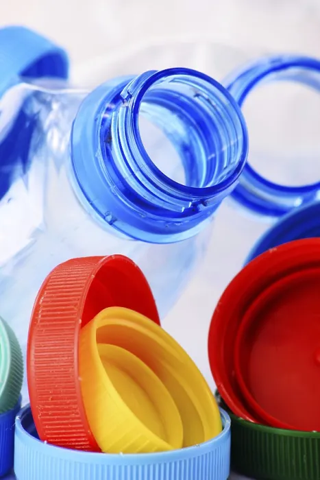 Gerahmter Druck : Komposition mit Plastikflaschen und -kappen. Gerahmter Druck : Komposition mit Plastikflaschen und -kappen.