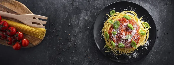 Gerahmter Druck : Komposition mit einem Teller Spaghetti Bolognese. Gerahmter Druck : Komposition mit einem Teller Spaghetti Bolognese.