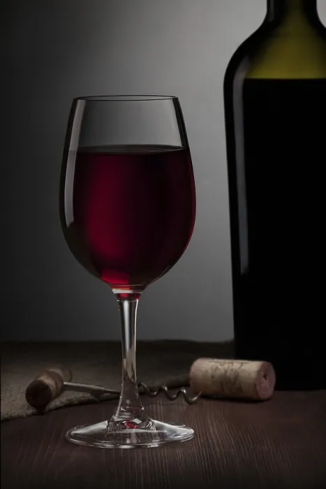 Gerahmter Druck : Komposition von Rotwein und Süßigkeiten. Gerahmter Druck : Komposition von Rotwein und Süßigkeiten.