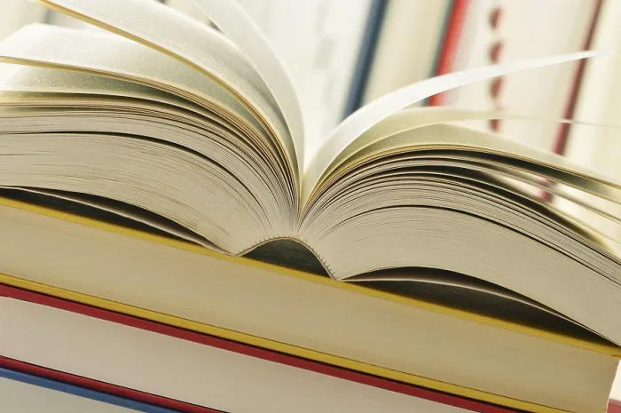 Gerahmter Druck : Komposition mit Bücherstapel Gerahmter Druck : Komposition mit Bücherstapel